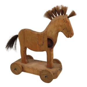 Gammel træ hest med hjul