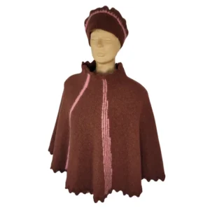 Uld poncho og kasket sæt i brun og lyserød