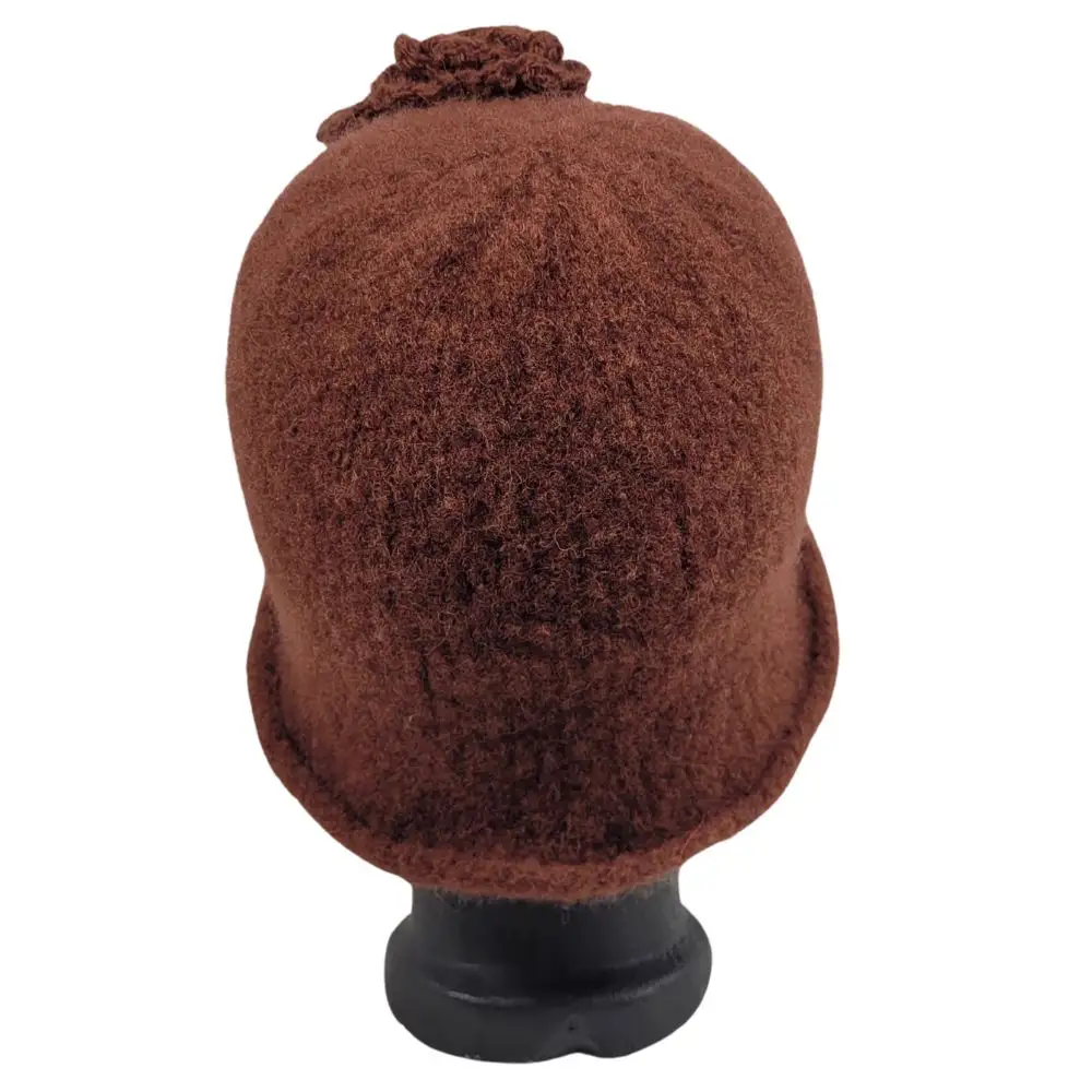 Brun hat fra bagside