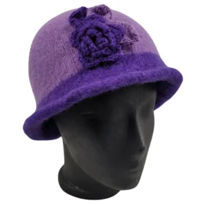 Hat i lilla farver
