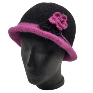 Hat i sort og mørk lyngfarve