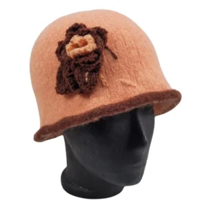 Laksefarvet hat med brun