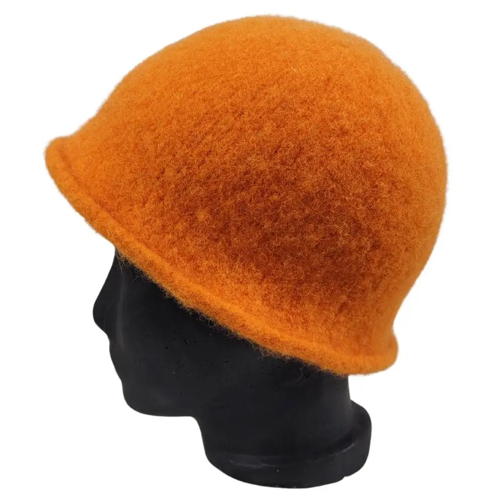 Orange hat fra anden side