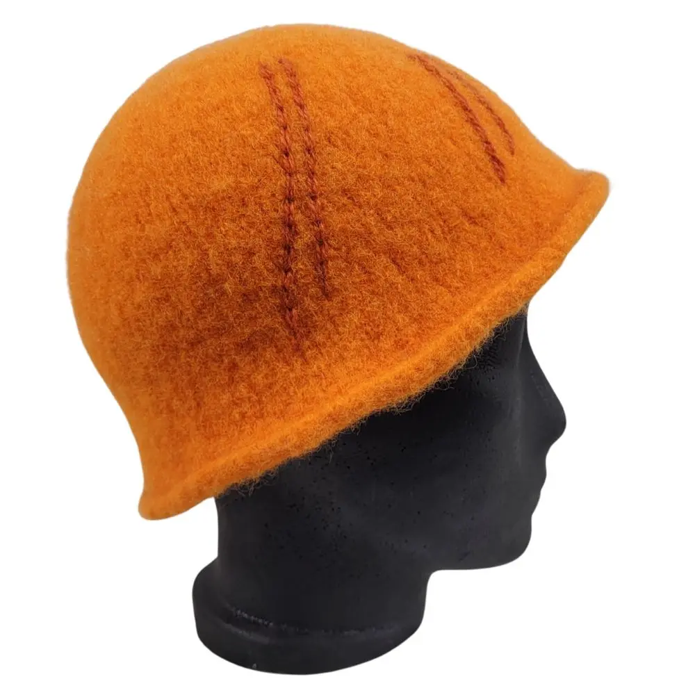 Orange hat fra siden