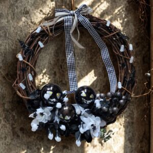 Halloween krans i sort og hvid Perfekt til at skabe en uhyggelig efterårs stemning