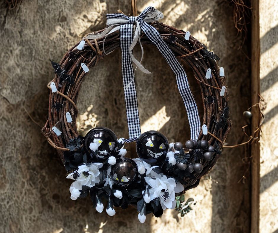 Halloween krans i sort og hvid Perfekt til at skabe en uhyggelig efterårs stemning