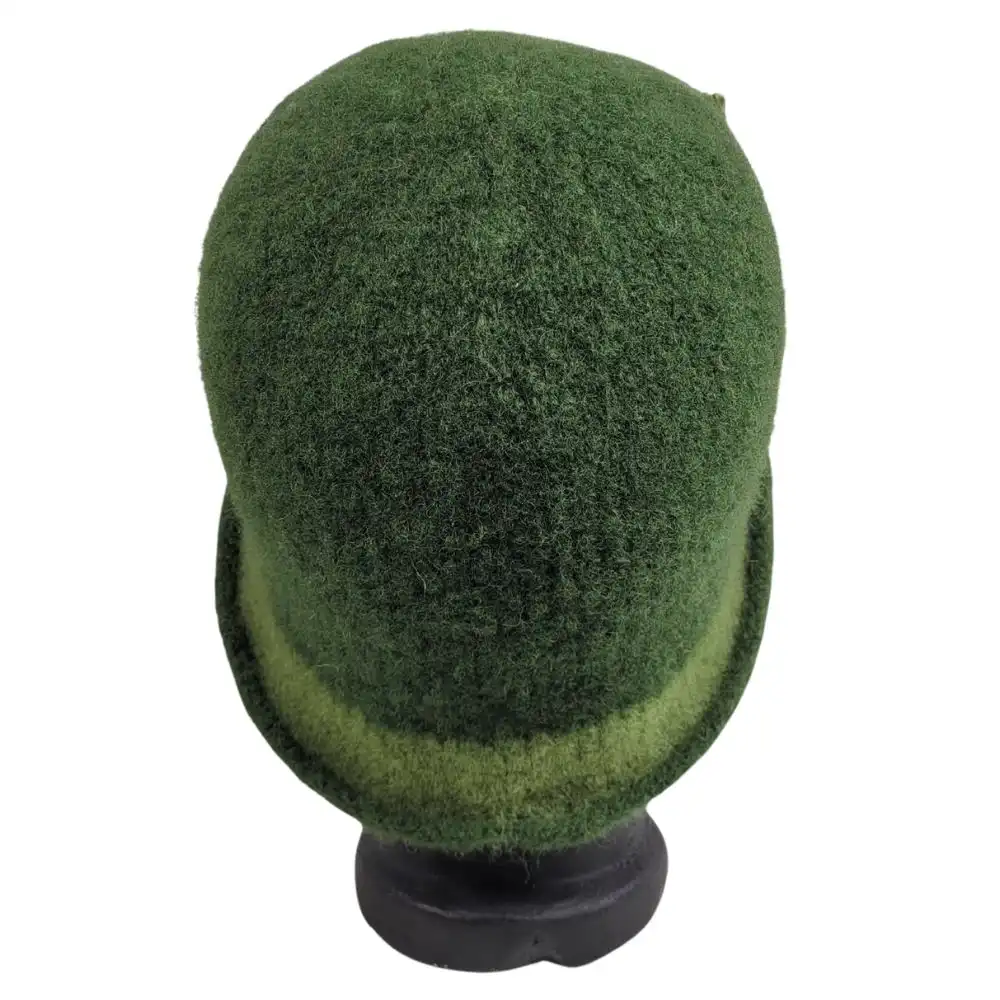 Hat i grøn bagside