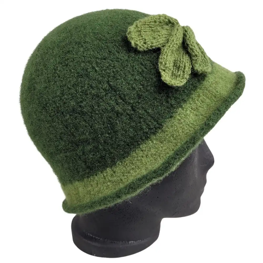 Hat i grøn fra anden side