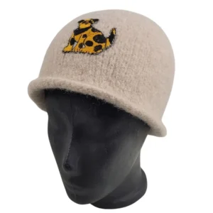 Hat i sandfarvet med hund