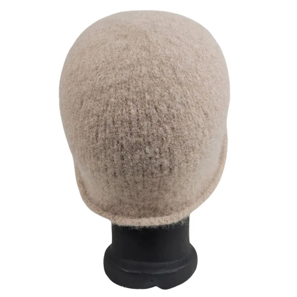 Hat i sandfarvet med hund bagside