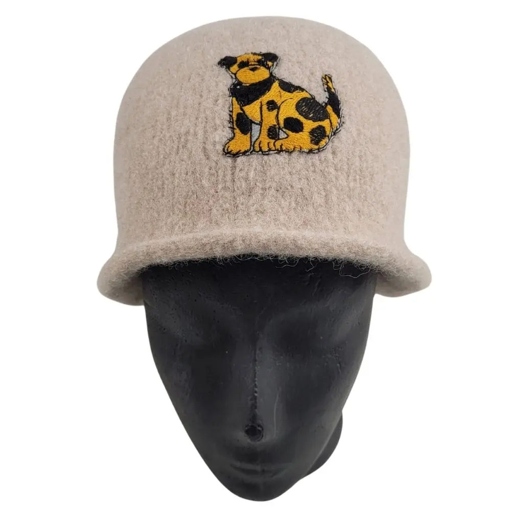 Hat i sandfarvet med hund forside