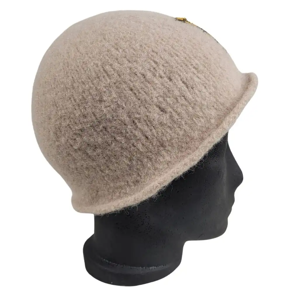 Hat i sandfarvet med hund fra anden side