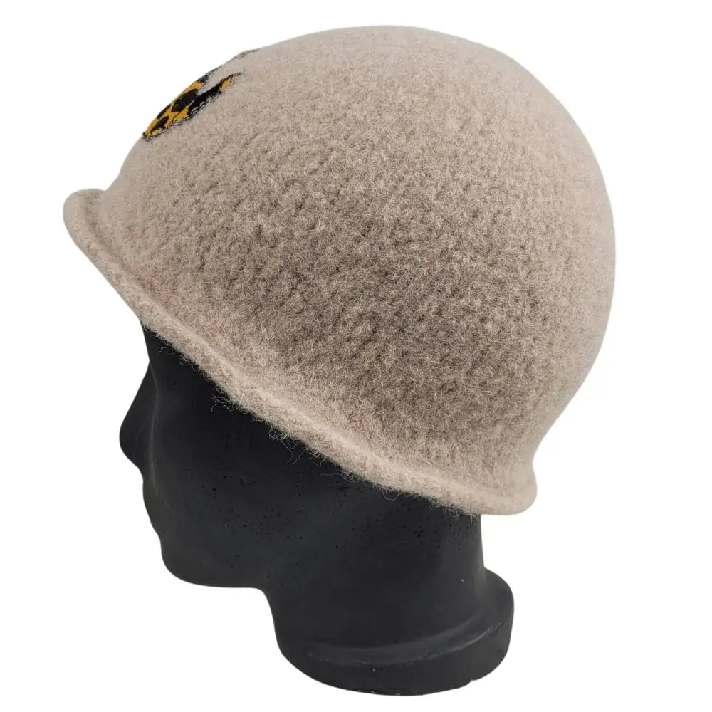 Hat i sandfarvet med hund fra siden