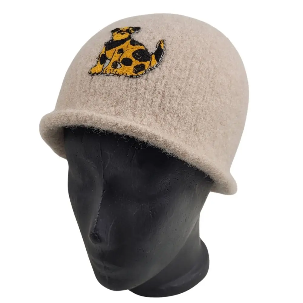 Hat i sandfarvet med hund