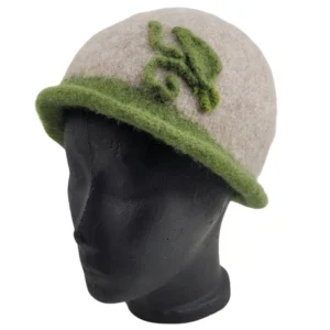 Hat i sandfarvet og lys støvgrøn