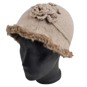 Hat i lys sandfarvet med pelsgarn