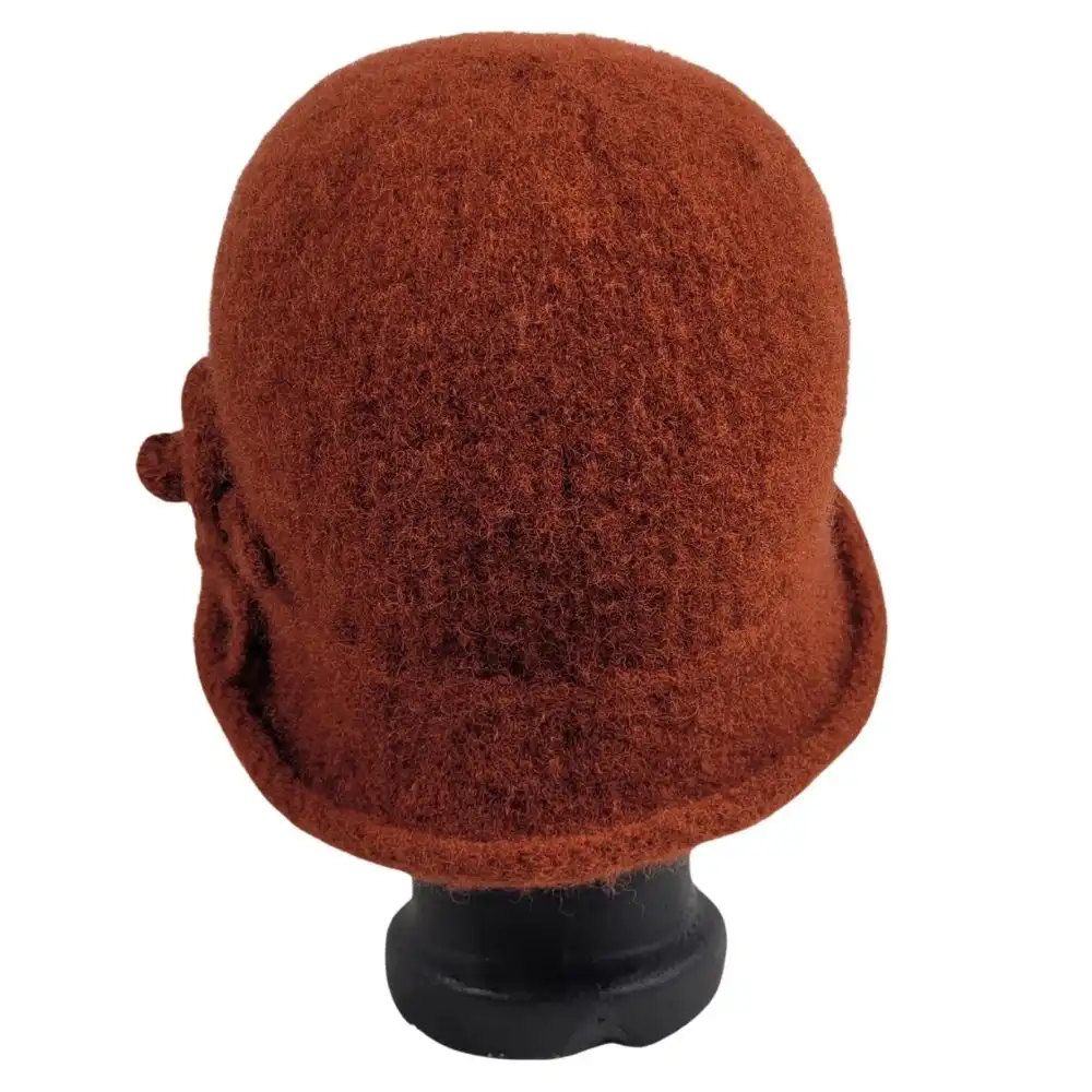 Hat i rødbrun bagside