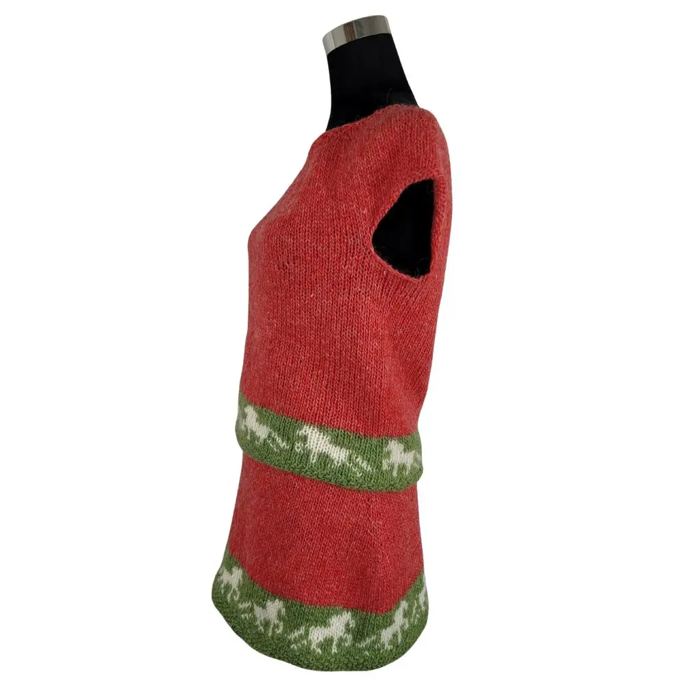 Islandsk strik sæt i rød fra siden