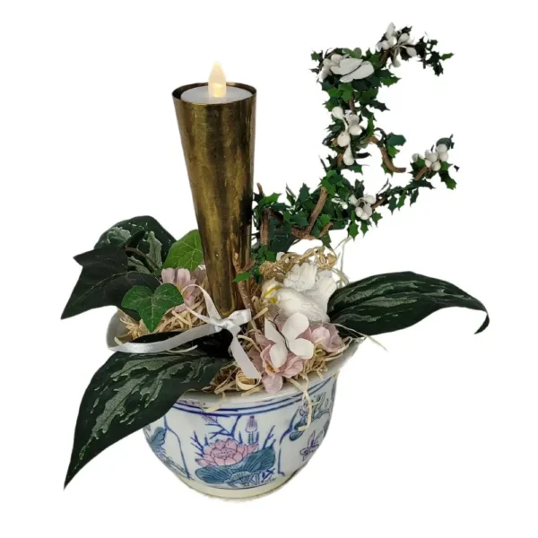 Elegant blomsterdekoration med messing lyseholder