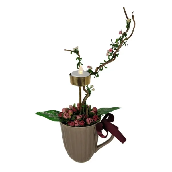 Romantisk blomsterdekoration i kop