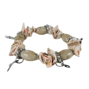 Armbånd med skaller og pynteelementer