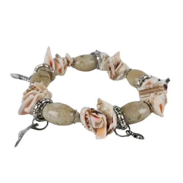 Armbånd med skaller og pynteelementer