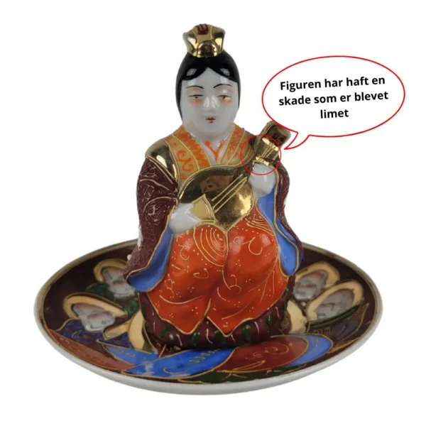 Figur med lille tallerken figuren har haft en skade som er blevet limet
