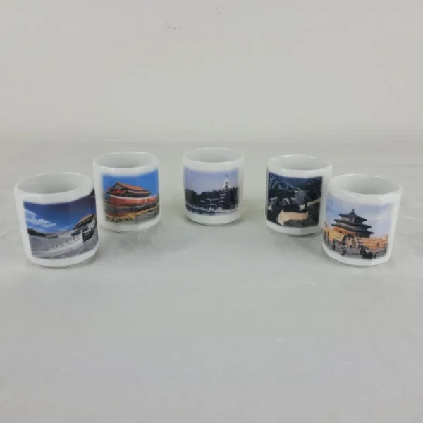 Små kinesiske souvenirs porcelænskopper fra forside