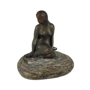 Lille havfrue figur på natursten