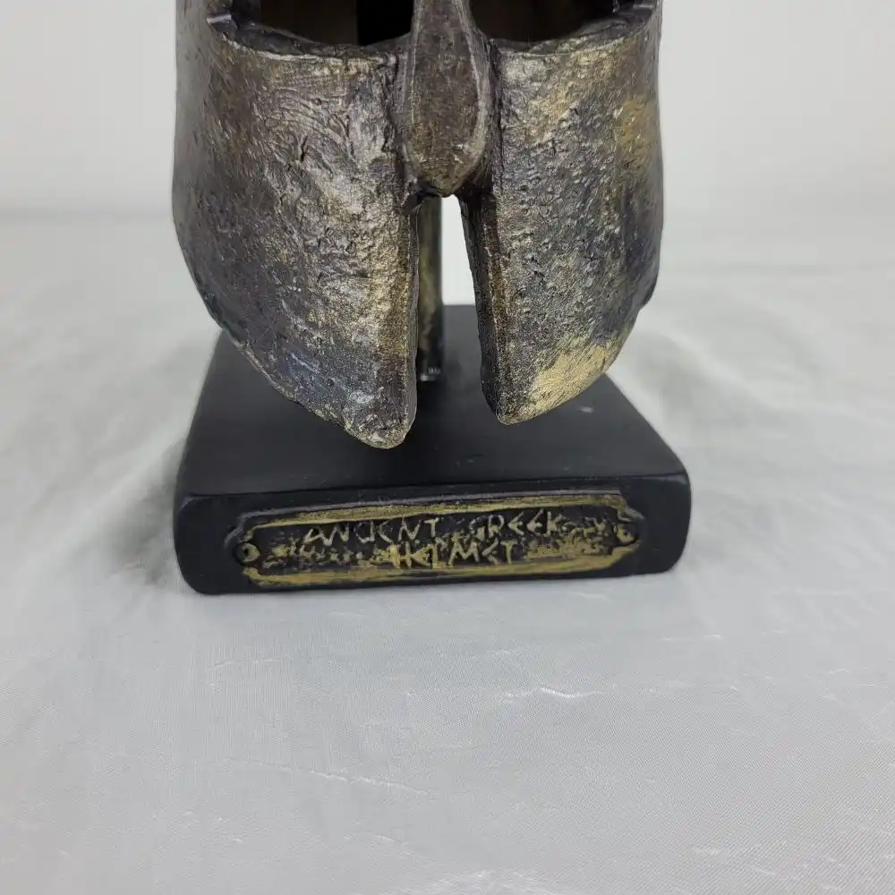 Græsk hjelm figur tekst vist på figuren