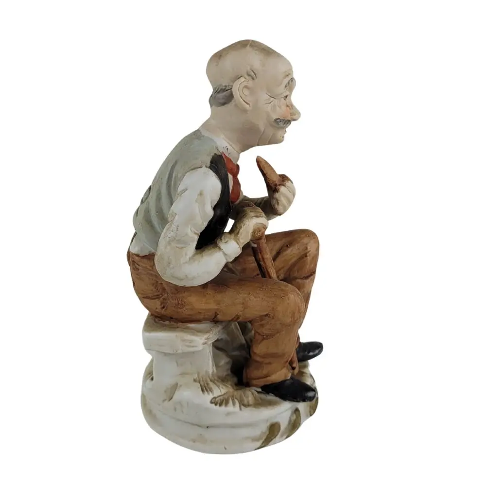 Retro figur af ældre mand med stok og pibe fra anden side