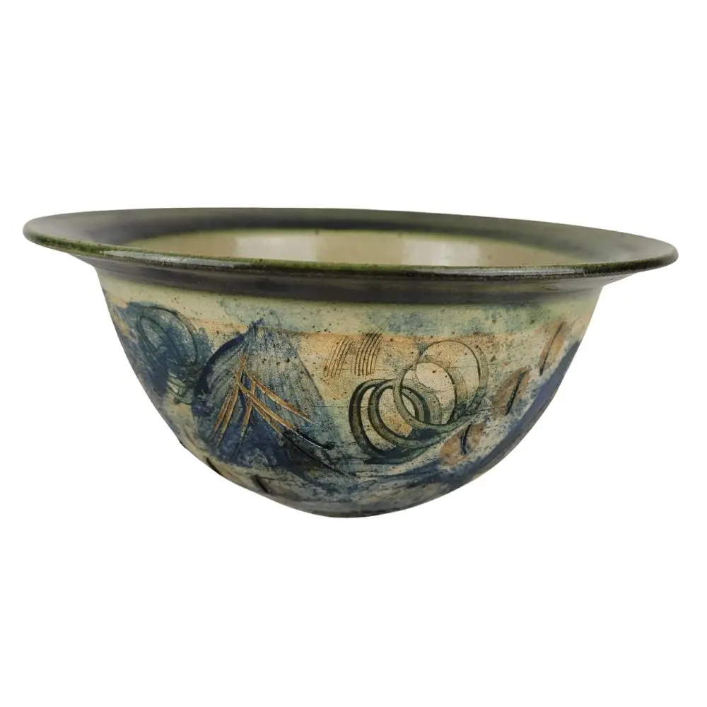 Håndlavet keramikskål med naturmotiv fra siden