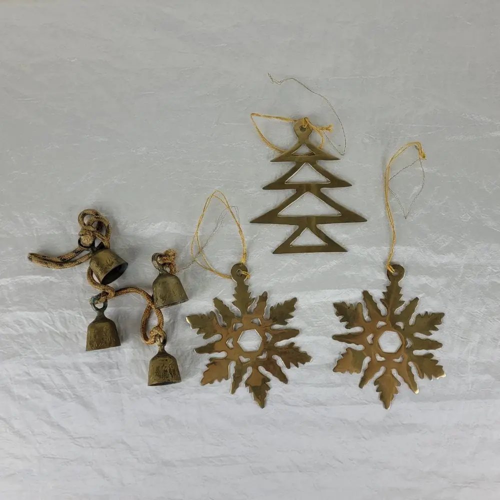 Sæt med messing julepynt – klokker, snefnug & juletræ - Billede 2