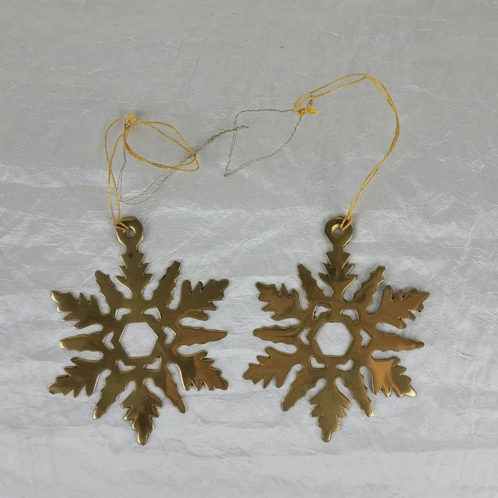 Sæt med messing julepynt – klokker, snefnug & juletræ - Billede 4