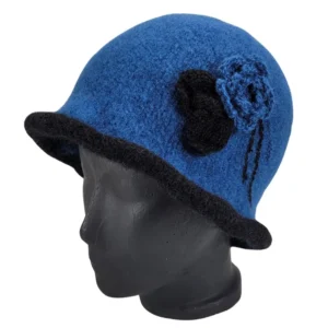 Blå filthat med sort kant og blomst