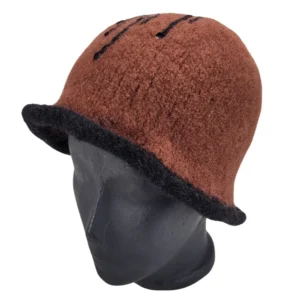 Brun hat med sort kant