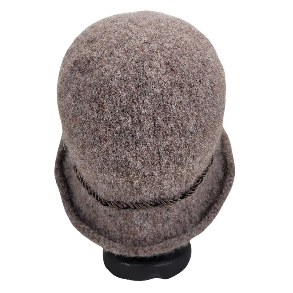 Brun meleret uldhat med genbrugspynt og snordetalje bagside