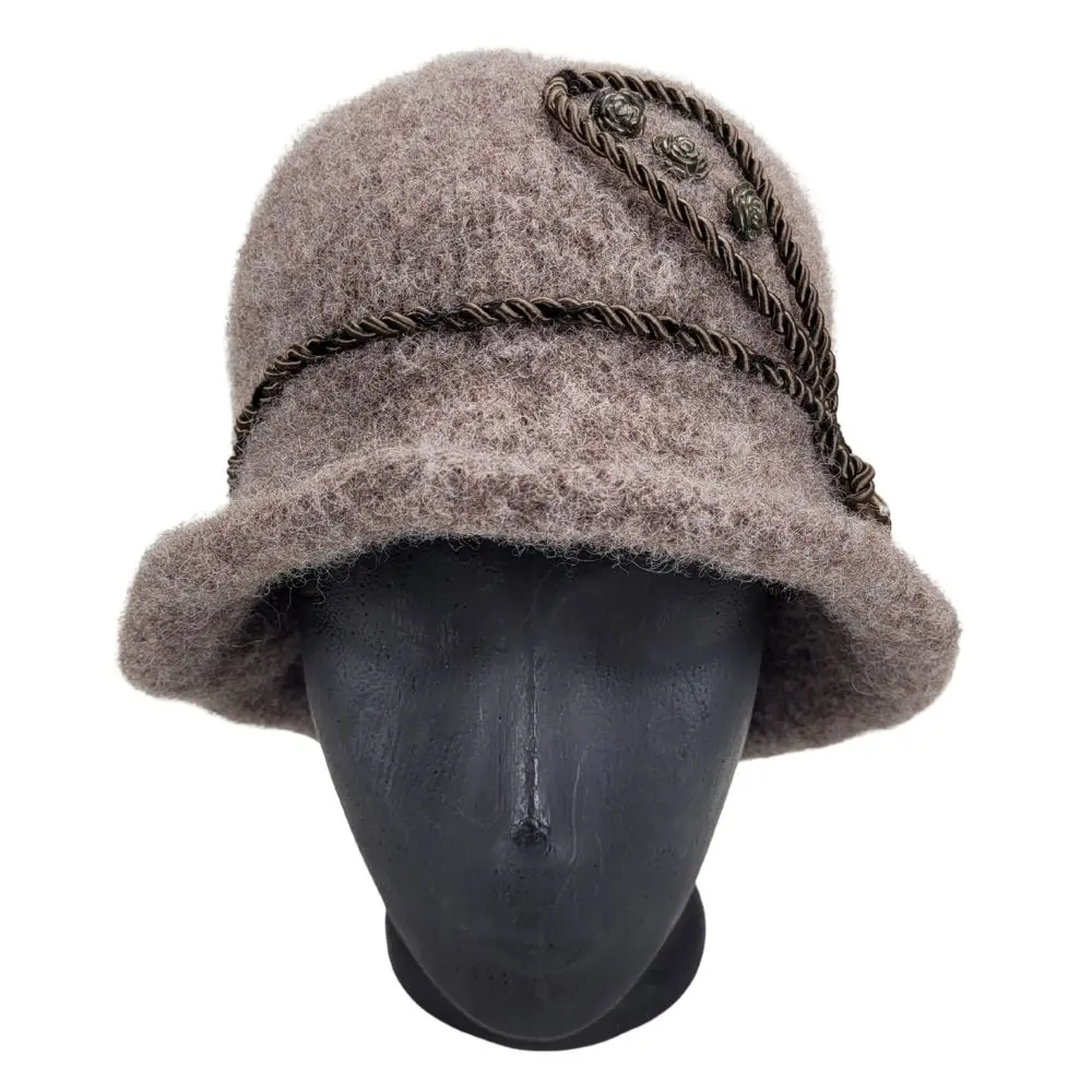 Brun meleret uldhat med genbrugspynt og snordetalje - Billede 5