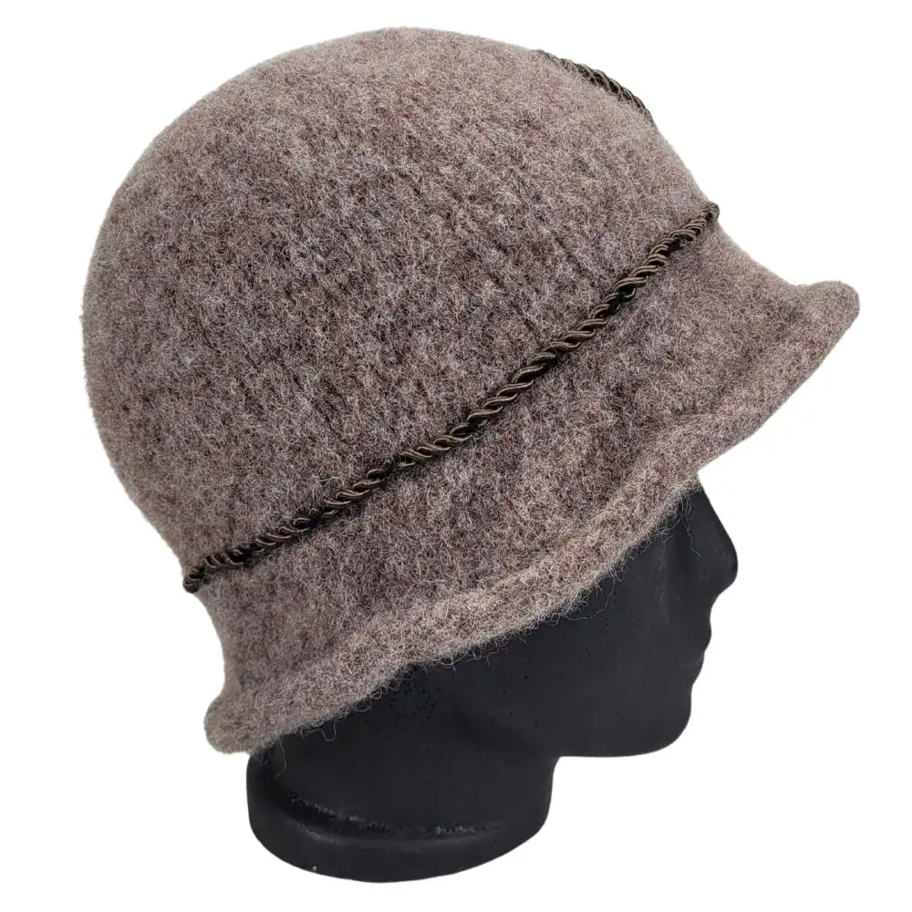 Brun meleret uldhat med genbrugspynt og snordetalje fra anden side