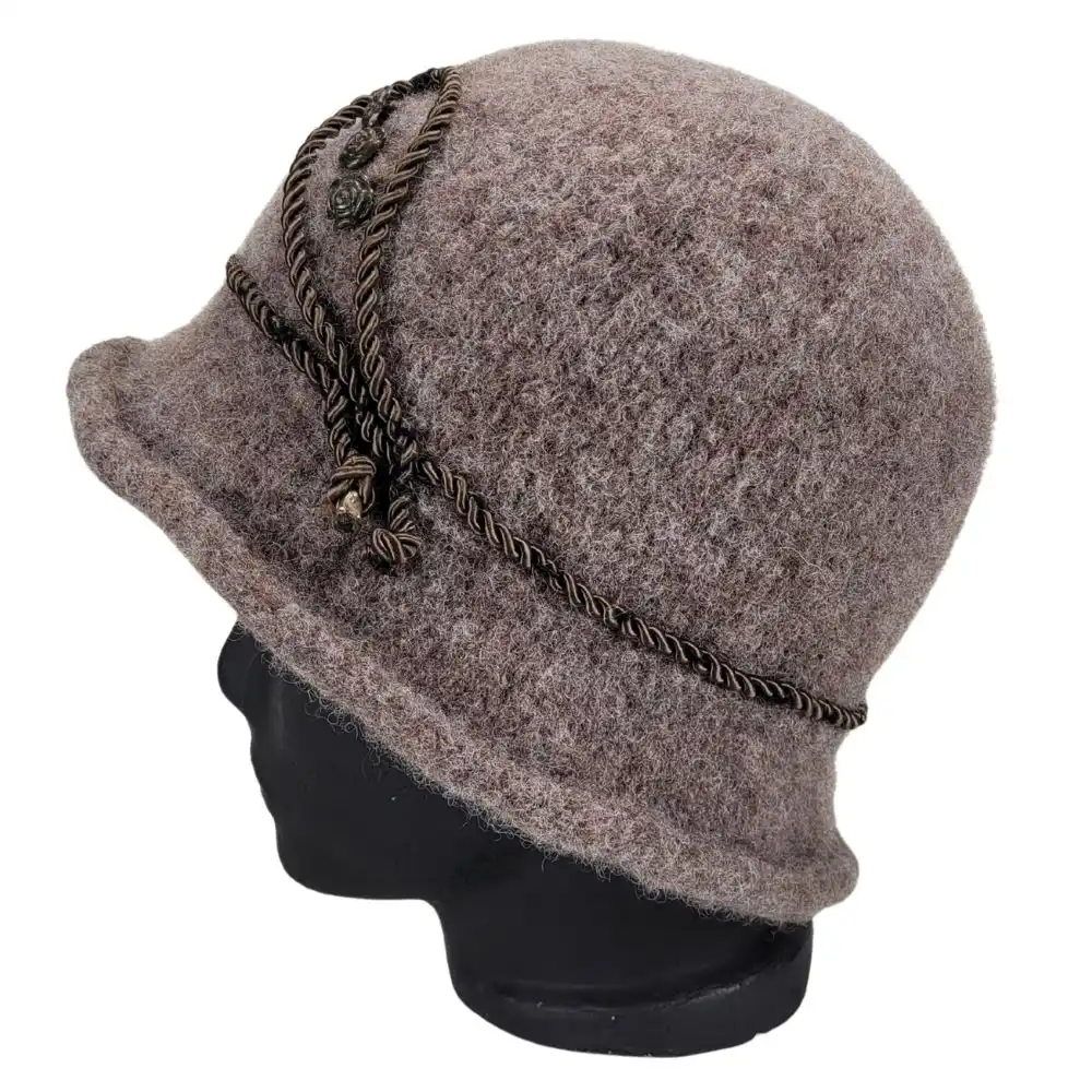 Brun meleret uldhat med genbrugspynt og snordetalje fra siden