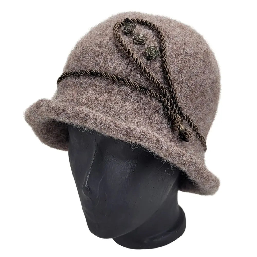 Brun meleret uldhat med genbrugspynt og snordetalje