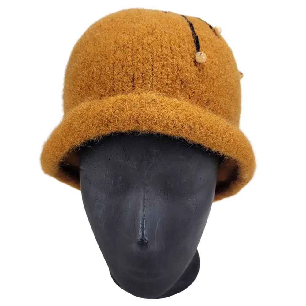 Cognacfarvet klokkehat i uld med perledetaljer fra forside