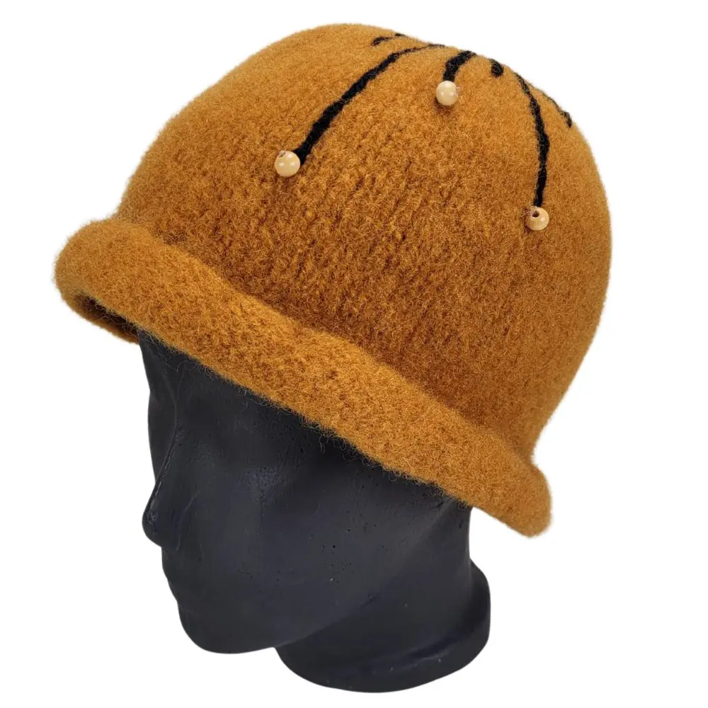 Cognacfarvet klokkehat i uld med perledetaljer