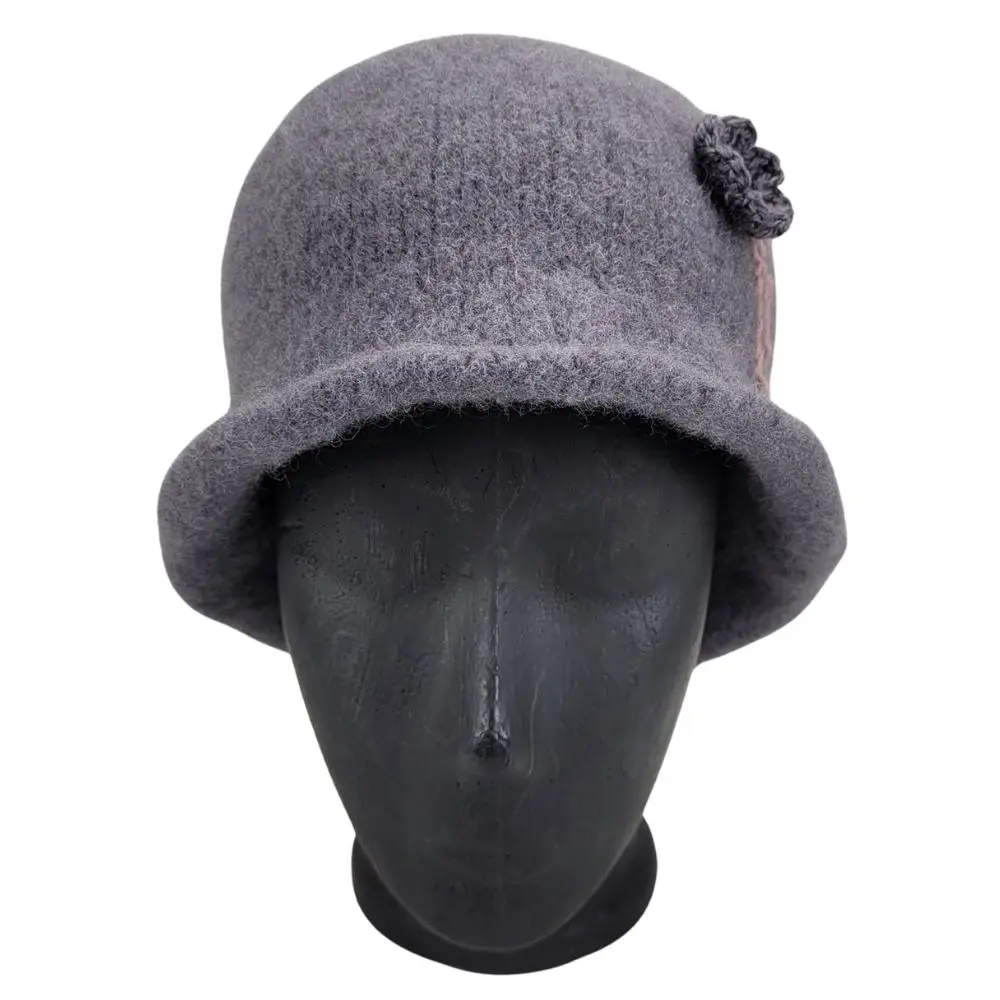 Grå filthat med hæklet blomst forside