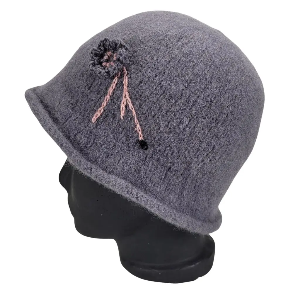 Grå filthat med hæklet blomst fra siden