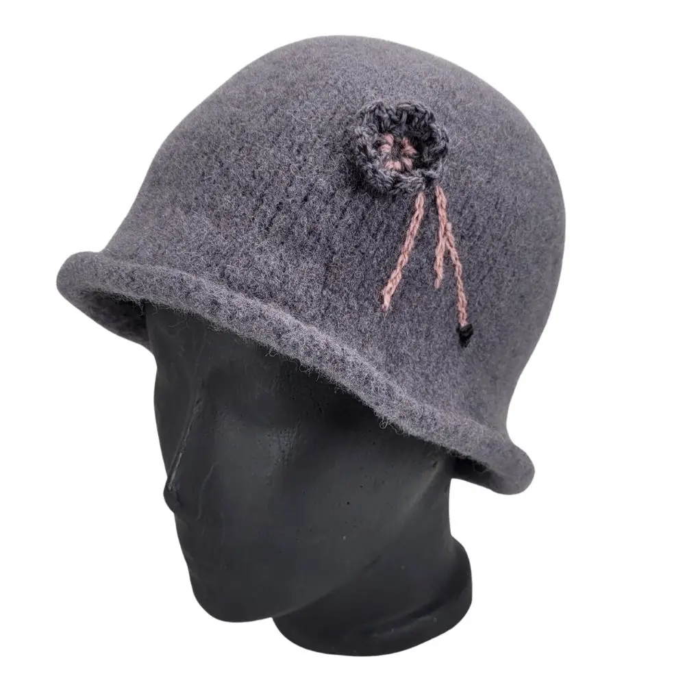 Grå filthat med hæklet blomst