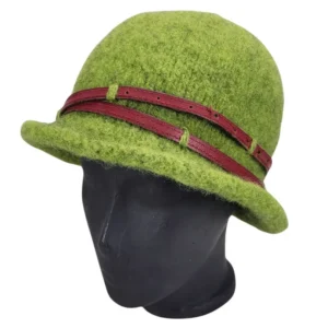 Grøn filthat med genbrugspyntet læderrem