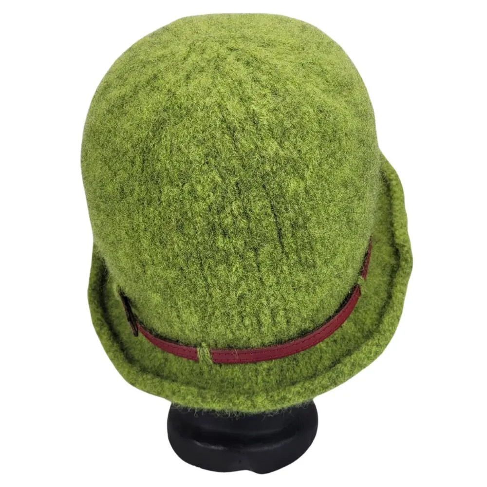 Grøn filthat med genbrugspyntet læderrem - Billede 3