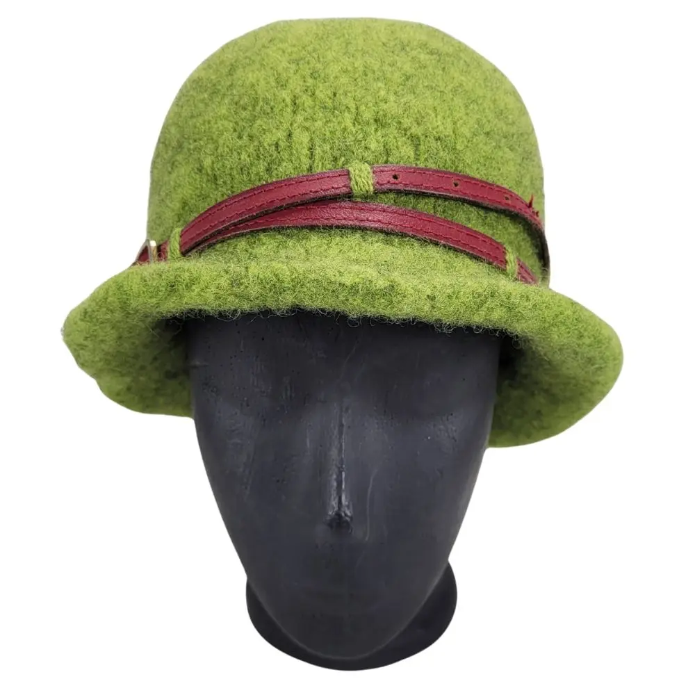 Grøn filthat med genbrugspyntet læderrem forside
