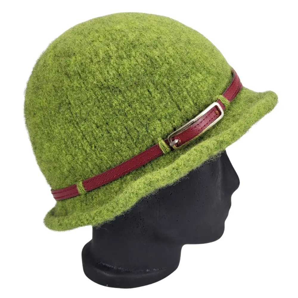 Grøn filthat med genbrugspyntet læderrem - Billede 4